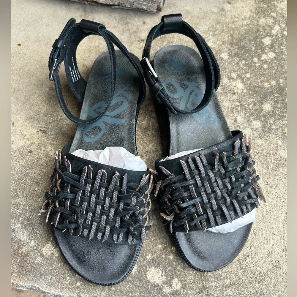 OTBT Voyage Stylish Black leather Sandals w/unique Woven detail NWOB Sz-6.5. P